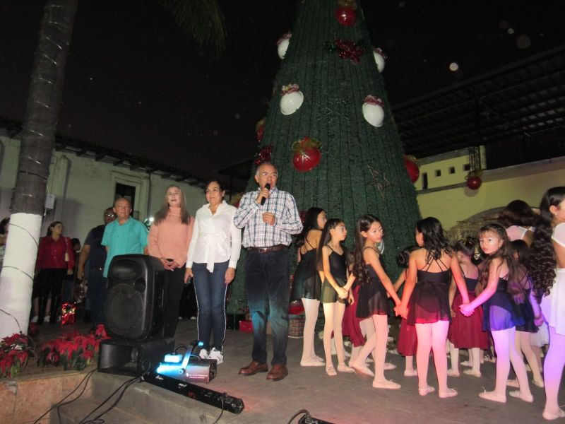 El Ayuntamiento de Tejupilco y el DIF Municipal Realizan el Encendido del Árbol Navideño.