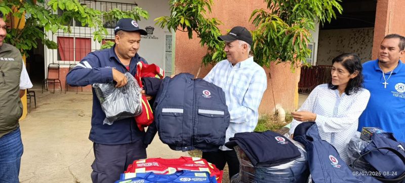 ENTREGA DE CHALECOS DE TRABAJO Y UNIFORMES A PERSONAL OPERATIVO MUNICIPAL