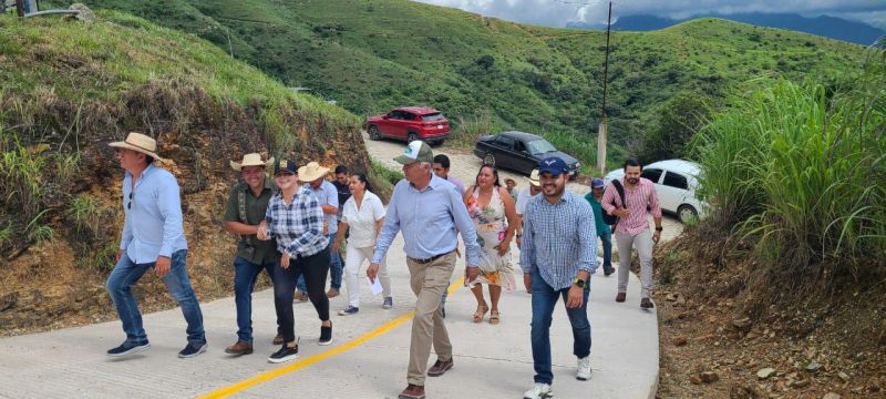 EL PRESIDENTE MUNICIPAL RIGOBERTO LÓPEZ RIVERA INAUGURA OBRA DE CONCRETO HIDRÁULICO EN CERRO DEL DIV