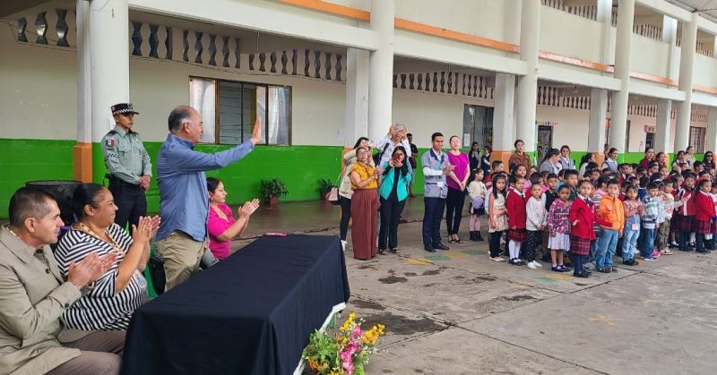 RIGOBERTO LÓPEZ RIVERA PARTICIPA EN HONORES A NUESTRO LÁBARO PATRIO EN ESCUELA PRIMARIA ¨LEONA V.¨