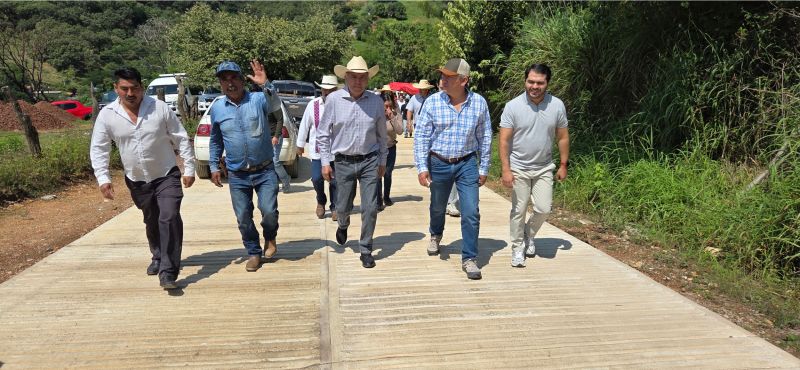 INAUGURA RIGOBERTO LÓPEZ RIVERA PAVIMENTACIÓN DE CONCRETO HIDRÁULICO EN LA COMUNIDAD DE ARBALLO