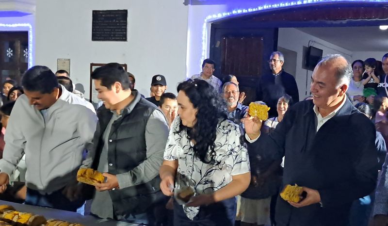 AYUNTAMIENTO DE TEJUPILCO CONCLUYE FESTIVIDADES DECEMBRINAS CON LA TRADICIONAL PARTIDA DE LA ROSCA D