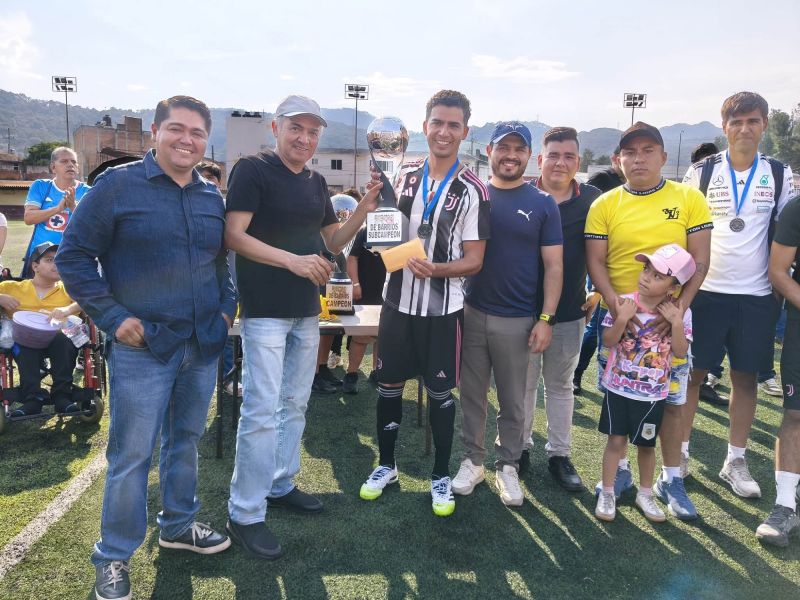 RIGOBERTO LÓPEZ RIVERA RECONOCE A LOS CAMPEONES DEL "TORNEO DE BARRIO" Y REFRENDA SU COMPR